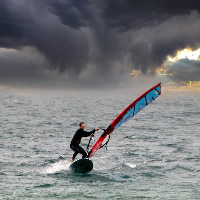 Reptile Reverse windsurf mast. One Mast with two curves. ReptileSports